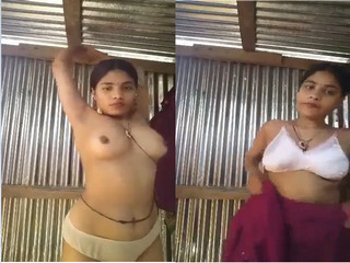 Desi Girl Shows Her Boobs