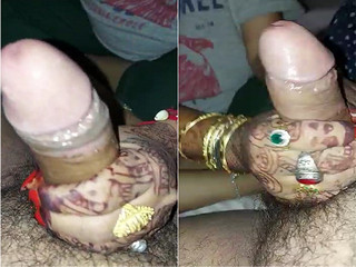 Desi Bhabhi Give Hnadjob