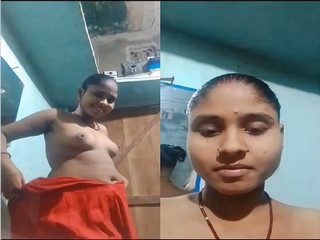 Desi Bhabhi Shows Her Boobs