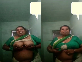 Mallu Bhabhi Shows big Boobs